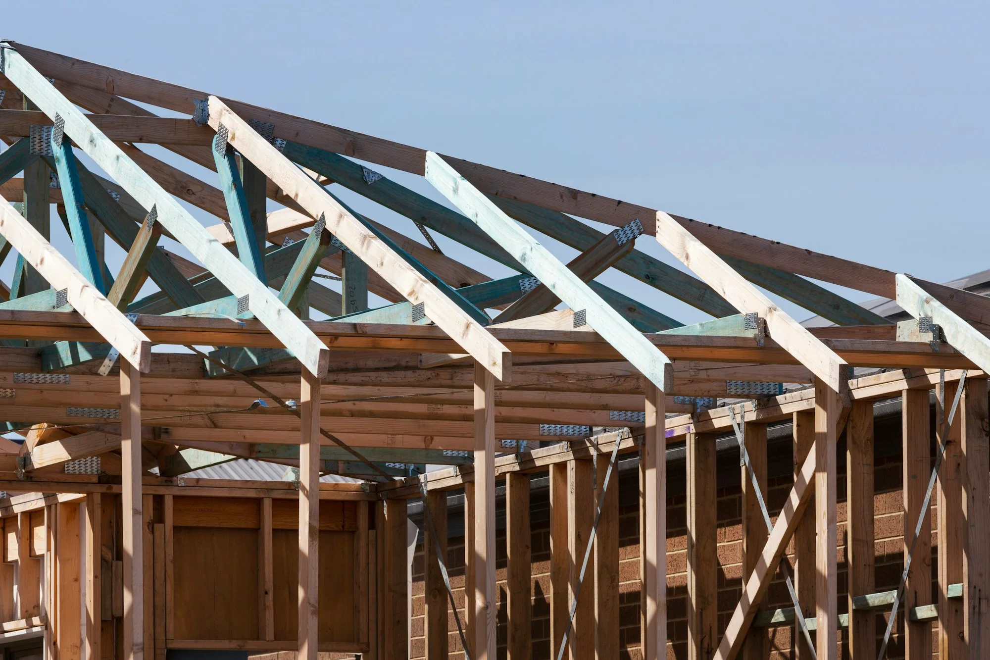 Carport i træ ved hus i Frederikssund